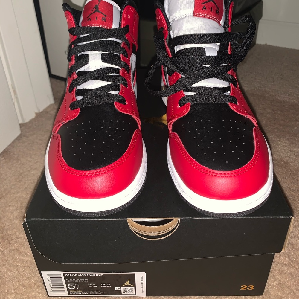 Air Jordan 1 Mid (GS) Size 5.5 BRAND NEW